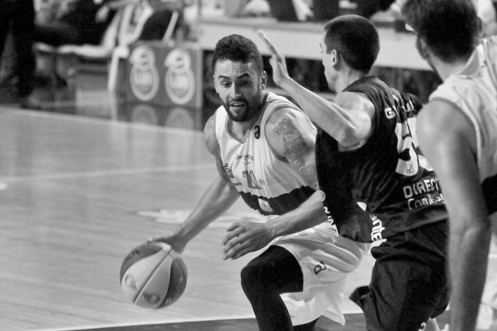 Javier Mojica, de Defensor Sporting, y Leandro Taboada, de Urundain Universitario, el jueves en el Palacio Peñarol. Foto: Federico Gutiérrez