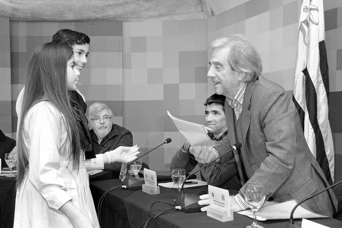 Tabaré Vázquez recibe las propuestas e inquietudes de los alumnos de la escuela
de San Gregorio de Polanco. Foto: Walter Paciello, SCI