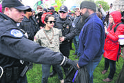 Activista pro - liberación del cannabis arrestada durante una manifestación en Capitol Hill, Washington, el 24 de abril. / foto: mandel ngan, afp