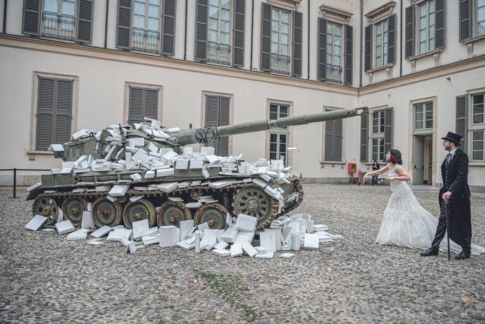 Instalación de arte interactiva de Lorenzo y Simona Perrone, creadores de LibriBianchi, titulada “Sólo la cultura puede detener la guerra”, en la Piazza Reale de Milán, Italia, el 23 de febrero. · Foto: Piero Cruciatti, AFP