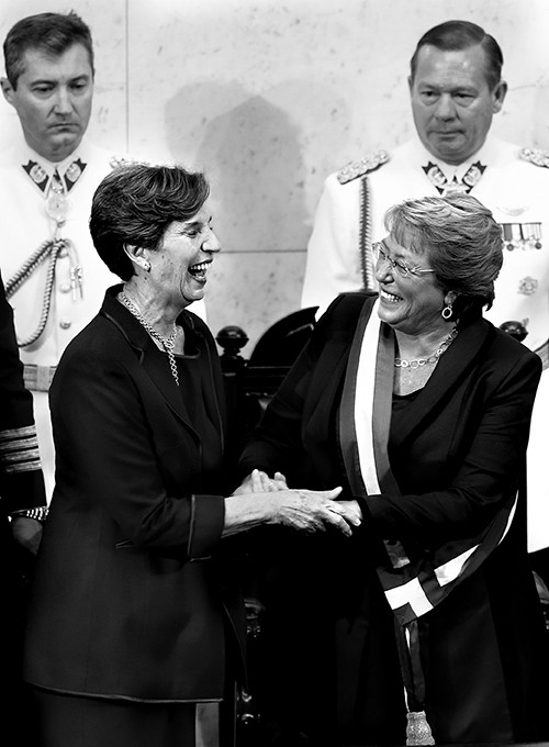 Isabel Allende y Michelle Bachelet tras el traspaso de la banda presidencial durante la ceremonia de investidura , ayer, en el Congreso Nacional, en Valparaiso, Chile. /Foto:  Felipe Trueba, Efe