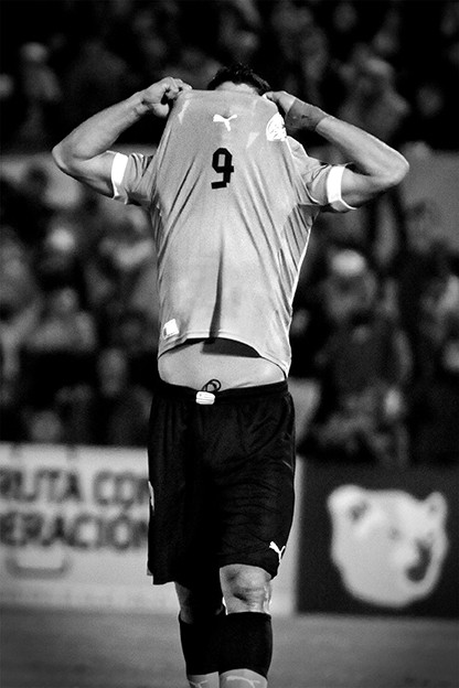 Luis Suárez, en el  Estadio Centenario, por la 8º fecha de las Eliminatorias Sudamericanas para el Mundial Brasil 2014./ foto: javier calvelo (archivo, setiembre de 2012)
