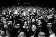 Parte del público presente en el espectáculo musical de la banda puertorriqueña Calle 13, ayer en el Velódromo Municipal de Montevideo. /Foto: Nicolás Celaya.