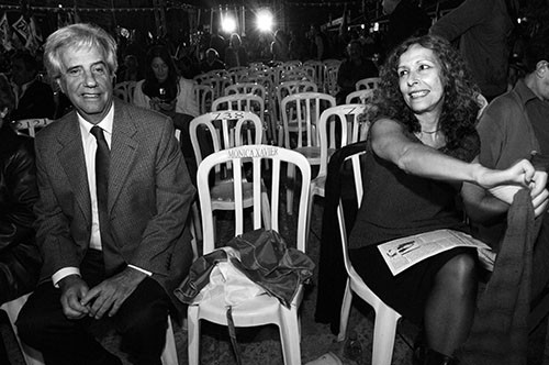 Tabaré Vázquez y Constanza Moreira, ayer, en la Plaza 1º de Mayo, durante la celebración del 43 aniversario del primer acto público del Frente Amplio. / Foto: Sandro Pereyra