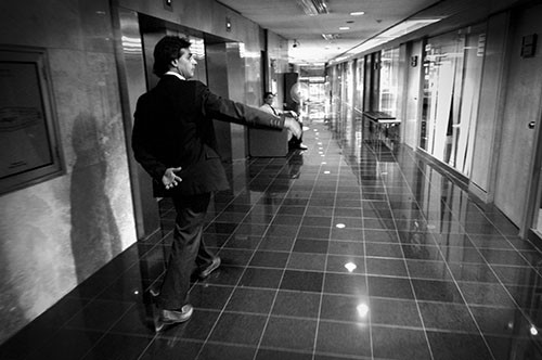 Luis Lacalle Pou, ayer, en el anexo del Palacio Legislativo, camino a la conferencia de prensa en la que se oficializó la adhesión de Sergio Abreu a su candidatura en las internas. / Foto: Javier Calvelo