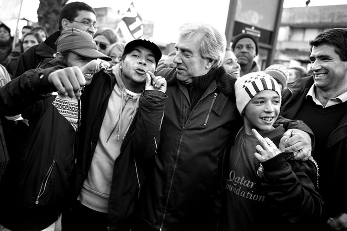 Tabaré Vázquez y Raúl Sendic, ayer, en el mercadito Victoria de La Teja, durante el recorrido que la formula del FA realizó por el oeste de Montevideo./Foto: Nicolas Celaya