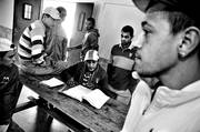 Grupo de alumnos de secundaria de la cárcel de Punta de Rieles, durante una clase en el salón comedor. / Foto: Javier Calvelo (archivo, marzo de 2013)