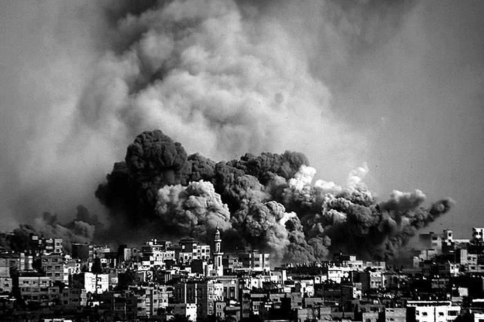 Ataque del ejército israelí sobre el barrio de Al Shejaeiya ayer en la ciudad de Gaza, en la franja de Gaza, Palestina./ Foto:  Mohammed Saber, Efe