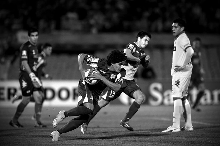 Felipe Gedoz y Adrián Luna de Defensor Sporting, ayer tras convertir ante Nacional de Paraguay, en el Centenario./ Foto: Nicolás Celaya