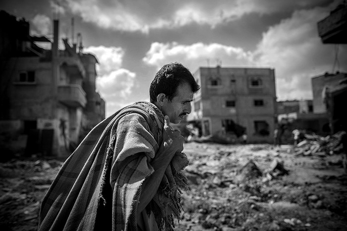 Ciudadano palestino traslada las pertenencias salvadas de su casa completamente destruida en el pueblo de Khuzaa, ayer en la Franja de Gaza central. / Foto: Oliver Weiken, Efe