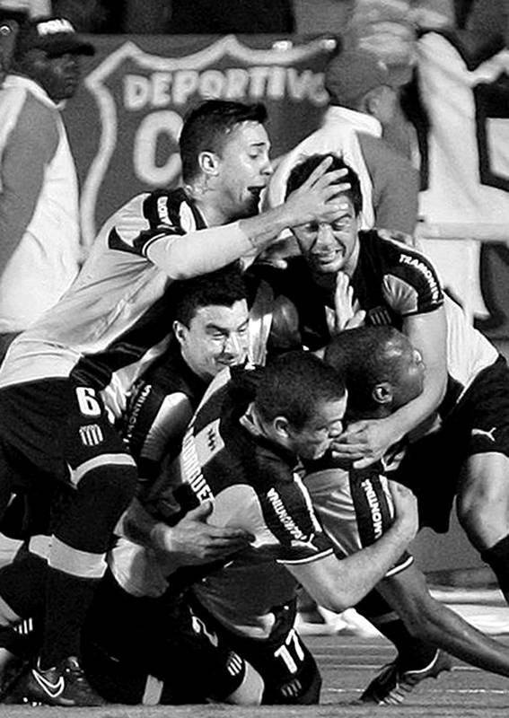 Jugadores de Peñarol tras el gol que Marcelo Zalayetta marcara al Deportivo Cali de Colombia ayer, durante el encuentro por la Copa Sudamericana en el estadio Pascual Guerrero de Cali (Colombia). / Foto: Christian Escobar Mora, Efe