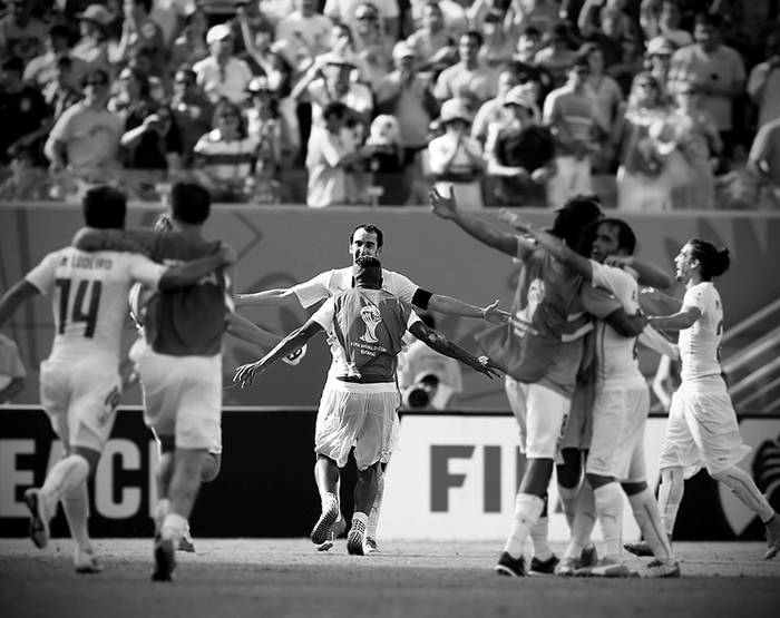 Jugadores de Uruguay al final del encuentro con Italia por el grupo D del Mundial, en el estadio Arena das Dunas de Natal. / Foto: Sandro Pereyra