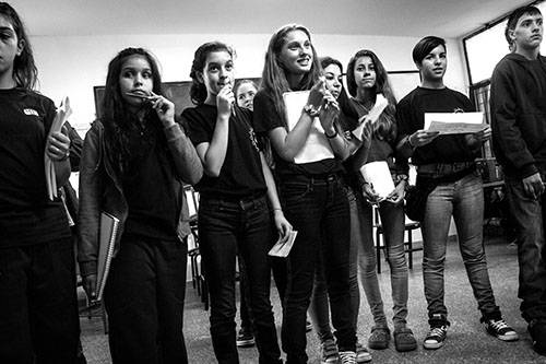 Alumnos de la clase 1º 1 durante una actividad de integración el primer día de clase en el Liceo Nº 43 de Rincón del Cerro. /Foto: Pablo Nogueira