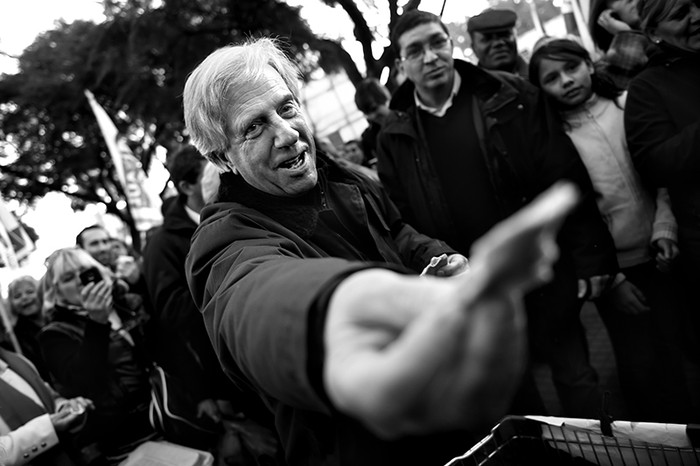 Tabaré Vázquez, durante una recorrida por el barrio La Teja, en Montevideo. /Foto:  Nicolás Celaya (archivo, julio de 2014) 
