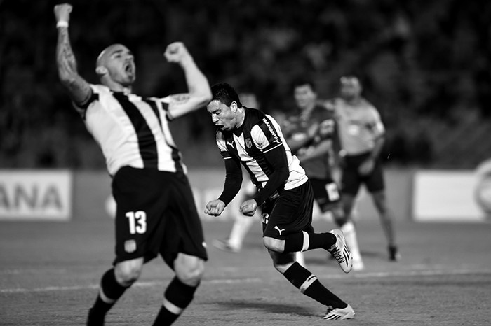 Jorge Rodríguez y Damian Macaluso ayer en el estadio Centenario tras el primer gol de Peñarol ante Jorge Wilstermann por la copa Sudamericana./ Foto: Nicolas Celaya