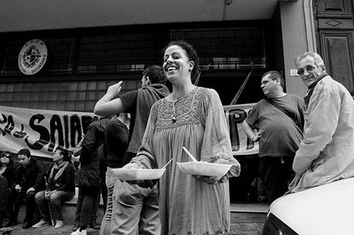 Virginia Pereira de ADES, ayer durante el almuerzo, en la ocupación del local del Consejo de Educación Secundaria donde se realiza la elección de horas en Montevideo. /Foto: Sandro Pereyra