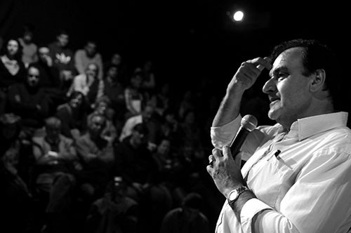 Óscar de los Santos, ayer, durante el acto en el teatro El Galpón. / Foto: Nicolás Celaya