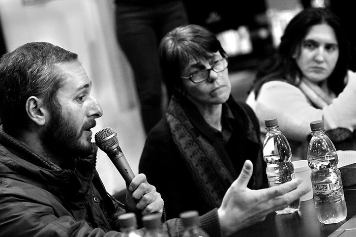 Carlos Marín, Mariana Mota y Macarena Gelman, ayer, durante la mesa en la Facultad de Ciencias Sociales. / Foto: Nicolás Celaya