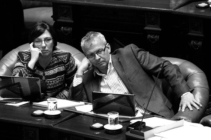 Susana Muñiz y Leonel Briozzo, ayer, en la Cámara de Senadores. / Foto: Sandro Pereyra