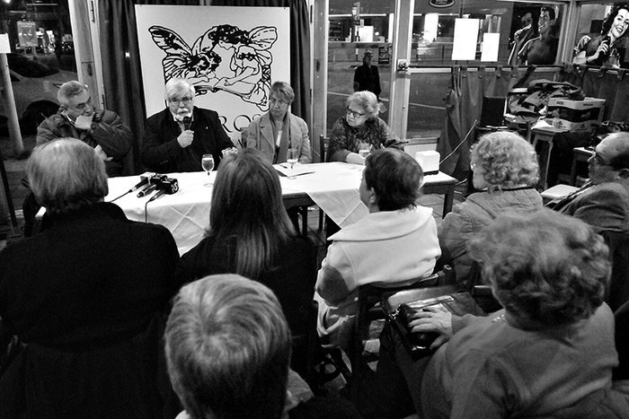 Encuentro de Eduardo Bonomi con vecinos de Pocitos, ayer, en un bar de avenida Brasil en Montevideo. /Foto: Javier Calvelo