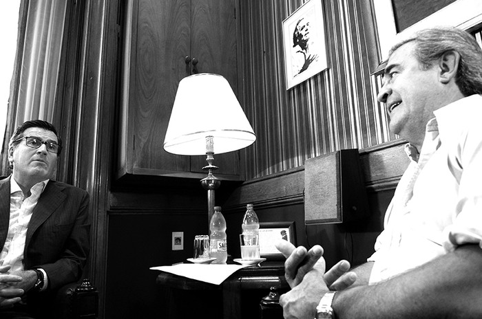 Jorge Larrañaga en su despacho del Palacio Legislativo, junto a Pedro Bordaberry. Foto: Alessandro Maradei
