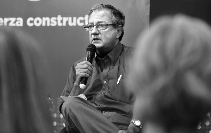 Álvaro Portillo durante el debate “La crisis del capitalismo: una mirada desde la izquierda”, dictada ayer
en La Huella de Seregni. Foto: Federico Gutiérrez