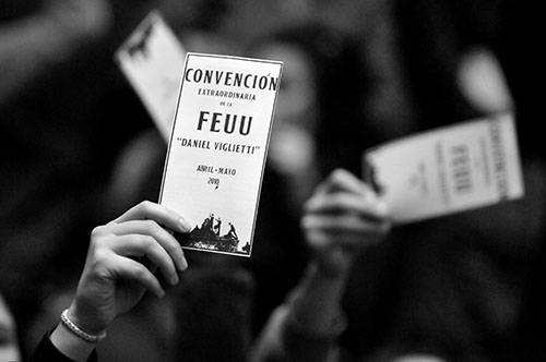 Convención de la FEUU en el Paraninfo de la Universidad, durante la elección del rector. / Foto: Javier Calvelo (archivo, junio de 2010)