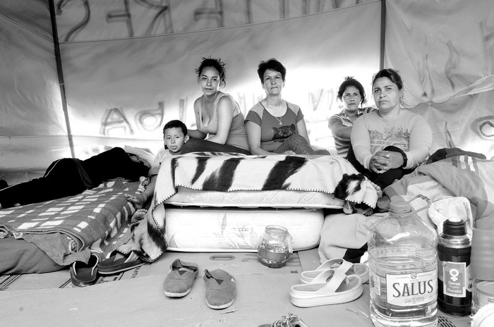 Campamento de agricultoras de Bella Unión en huelga de hambre, ayer, frente al Palacio Legislativo. • Foto: Alessandro Maradei