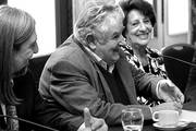 Juan Pablo Letelier, José Mujica y Ángela Jeria de Bachelet durante la ceremonia, ayer, en el Palacio Santos. / Foto: Sandro Pereyra
