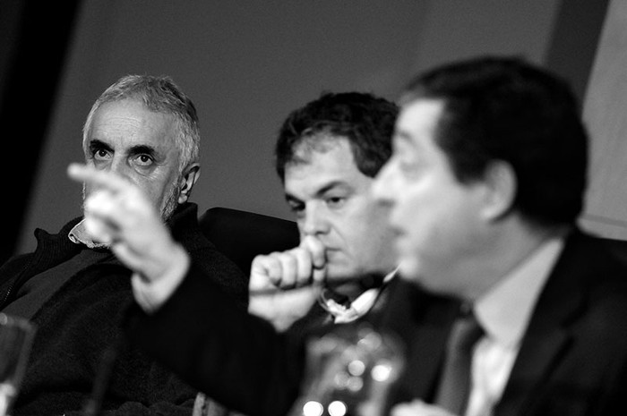 Mateo Méndez, Juan Curbelo y Gustavo Borsari durante la mesa “Reflexiones sobre el proyecto Baja de la edad de imputabilidad”, ayer en el aula magna de la Universidad Católica. / Foto: Nicolás Celaya