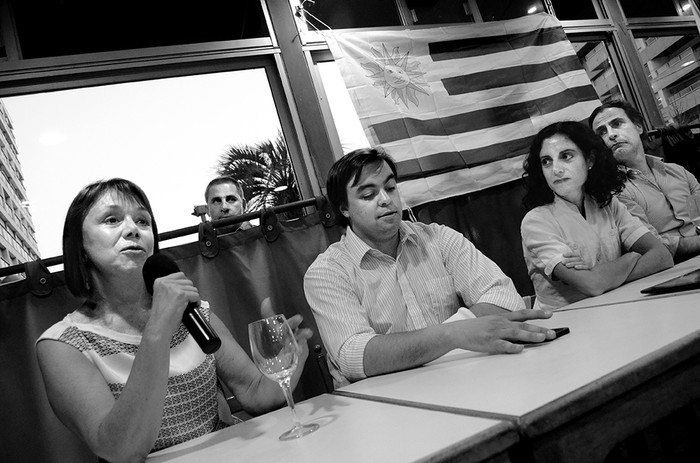 Ana Lía Piñeyrúa, Andrés Capretti, Azucena Arbeleche y Álvaro Garcé en un café de Pocitos, Montevideo, durante la actividad. / Foto: Pablo Vignali