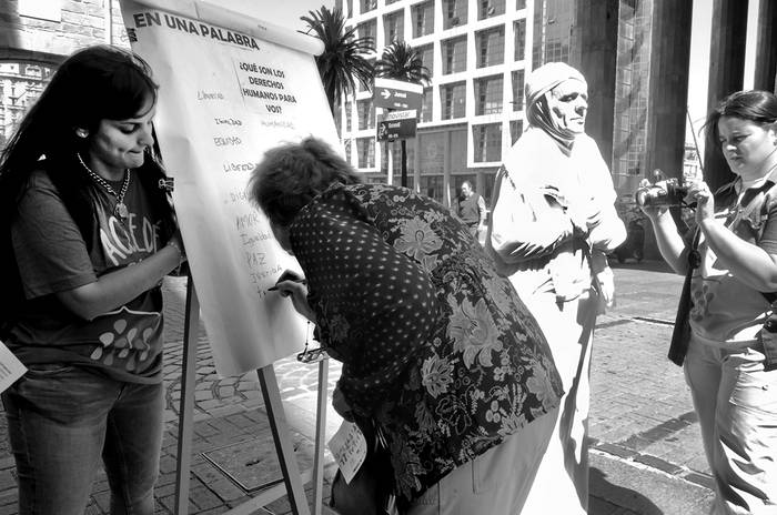 Estudiantes y docentes del liceo Nº 31 durante una intervención urbana ayer en la peatonal Sarandí de Montevideo, en el marco del 67º aniversario de la Declaración Universal de los Derechos Humanos . • Foto: Alessandro Maradei