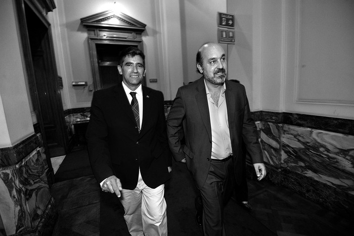 Raúl Sendic y Marcos Otheguy, ayer en la antesala de la Cámara de Senadores, al finalizar la conferencia de prensa. Foto: Federico Gutiérrez