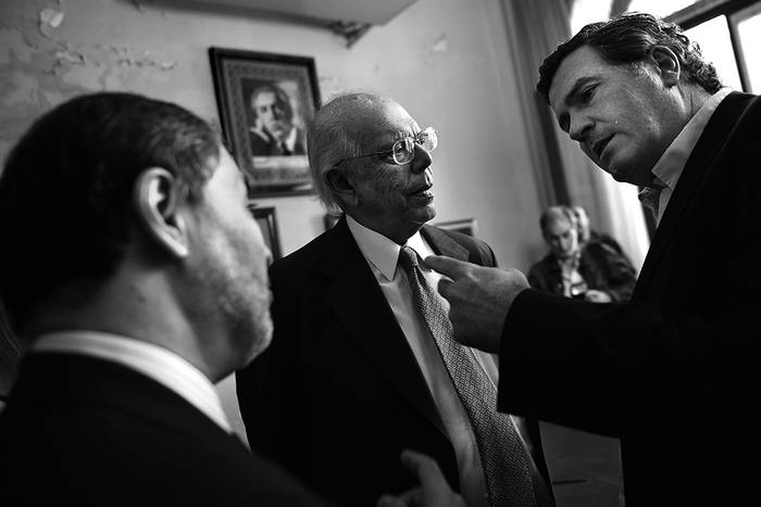 Max Sapolinsky, Jorge Batlle y Pedro Bordaberry, ayer, en la Casa del Partido Colorado, durante el homenaje. / Foto: Nicolás Celaya