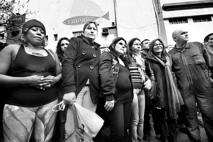 Trabajadores de Fripur en su último día de trabajo, en la calle frente a la planta.
Foto: Federico Gutiérrez (archivo, agosto de 2015)