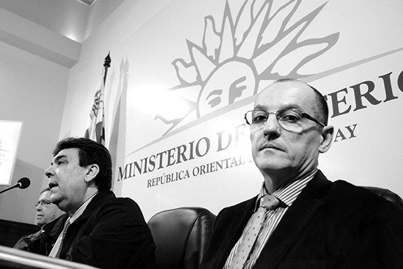 Carlos Díaz, Mario Layera y Walter Menéndez ayer durante la conferencia de prensa en el ministerio del interior. / Foto: Javier Calvelo