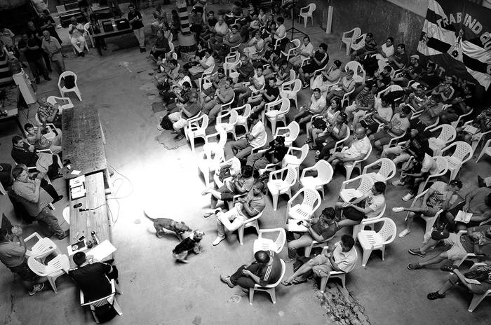 Reunión de los trabajadores de la cooperativa La Minga, el viernes, en la planta de la ex fábrica de Bao,
ubicada en el barrio La Teja de Montevideo. Foto: Alessandro Maradei