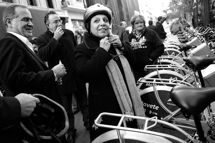 Ana Olivera, intendenta de Montevideo, ayer, en la inauguración del sistema de bicicletas públicas de la Ciudad Vieja. / Foto: Javier Calvelo