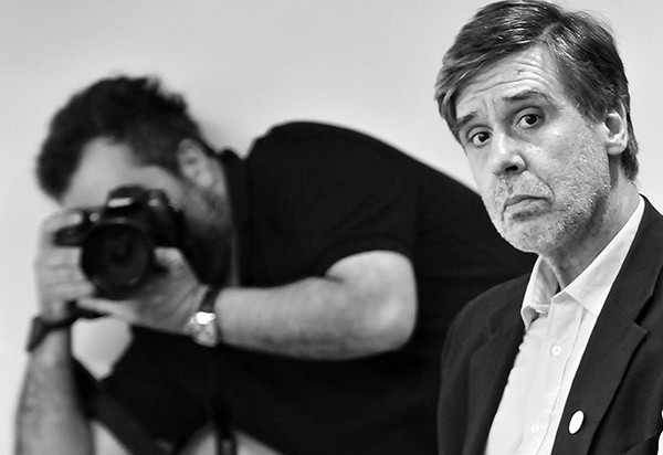 Álvaro Rico en la Torre Ejecutiva en diciembre de 2012; atrás, el fotógrafo Nicolás Scafiezzo. / Foto: Javier Calvelo