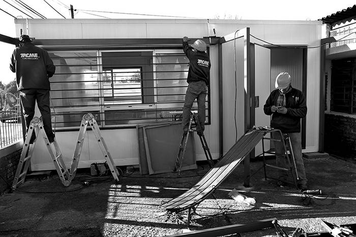 Obras de instalación de aulas prefabricadas en las escuelas 173 y 196, en el barrio Flor de Maroñas, el viernes. / Foto: Pedro Rincón