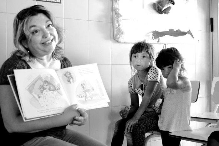 Lectura en la sala de espera de pediatría, ayer en la Policlínica Centro de Salud Cerro. Foto: Alessandro Maradei