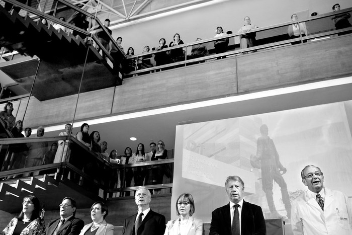 Annabella Marchese, Mauricio Ardus, Susana Muñiz, Jorge Basso, Cristina Lustemberg, Jorge Rodríguez Rienzi y Fernando Nin Novoa, y funcionarios del Instituto Nacional de Ortopedia y Traumatología, ayer durante la presentación. Foto: Pablo Vignali