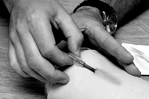 Demostración de la implantación del método anticonceptivo subcutáneo. / Foto: Jjuan Commitante, Secretaría de Presidencia de la República