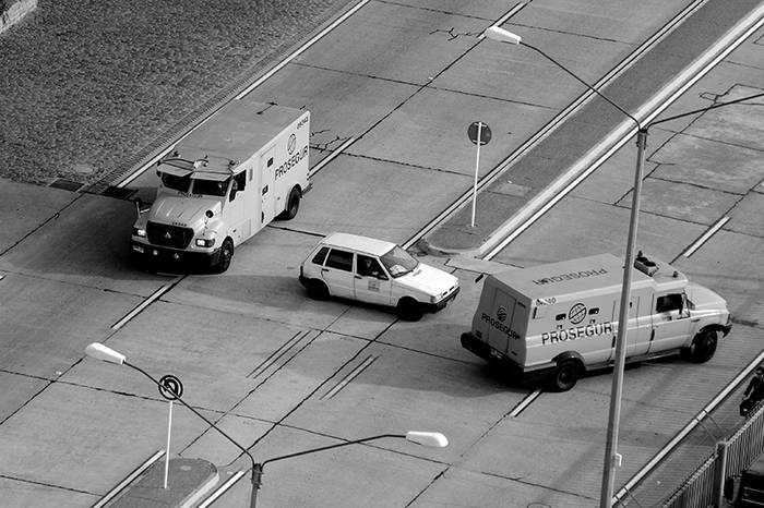 Camiones de transporte de valores de Prosegur en la rambla portuaria. / Foto: Ricardo Antúnez (archivo, agosto de 2009)
