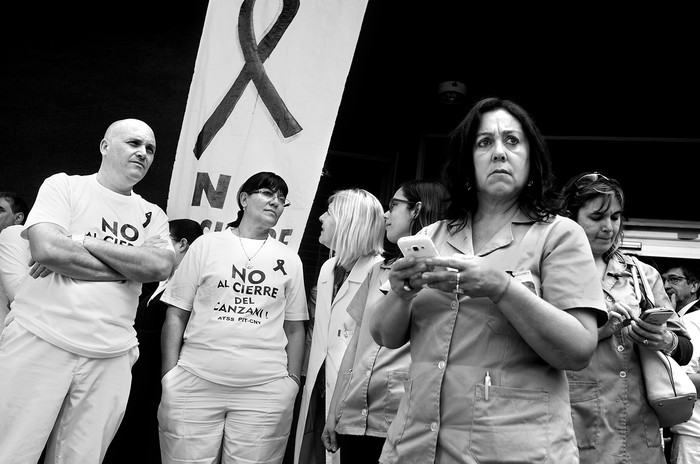Trabajadores del Sanatorio Canzani durante una movilización, el 7 de diciembre. Foto: Pablo Vignali