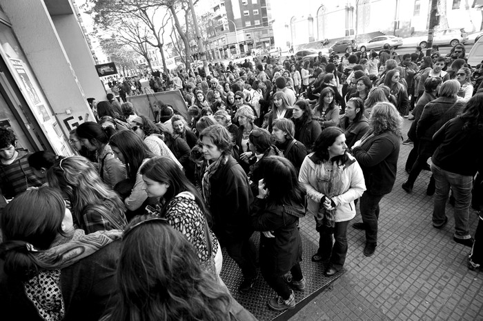 Docentes y estudiantes en la puerta del Instituto de Profesores Artigas. Foto: Federico Gutiérrez