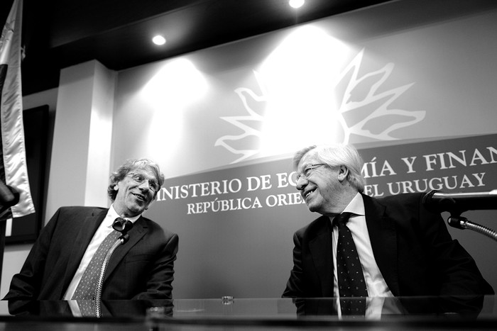 Juan José Taccone y Danilo Astori ayer en la sala de prensa del Ministerio de Economía y Finanzas. Foto: Santiago Mazzarovich