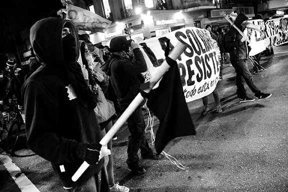 Marcha contra el desalojo de La Solidaria, ayer por la avenida 18 de julio, en Montevideo. /  Foto: Javier Calvelo