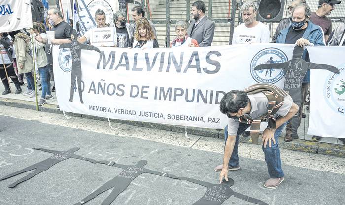 Protesta de veteranos argentinos de la guerra de las Malvinas frente a la Corte Suprema de Justicia en Buenos Aires, el 22 de marzo. · Foto: Juan Mabromata,  AFP