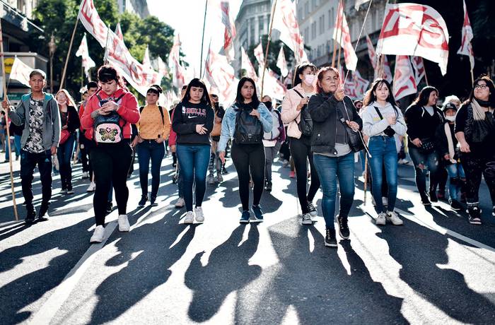 Movilización por el 1° de Mayo en el centro de Buenos Aires, Argentina. · Foto: Pablo Aharonian, AFP